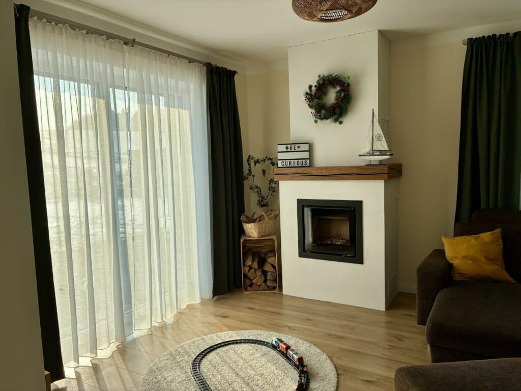 Real estate photography with a smart phone isn´t the best choice. 